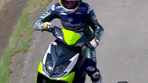 Raul Fernandez hops on a scooter after his Practice crash! 🛵 _ 2023 #CatalanGP.mp4