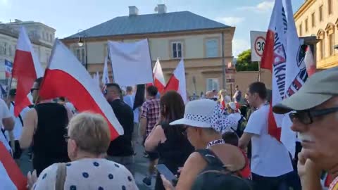 Spotkanie z Tęczowymi na trasie przemarszu DMOWSKI NA ZAMEK w Warszawie 25.06.2022