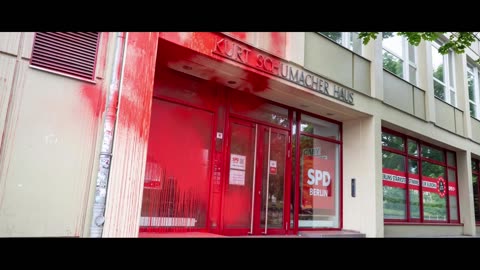 SPD-Parteizentralen sinnbildlich mit roter Farbe beschmiert