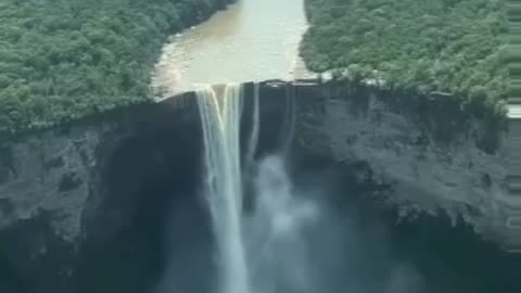 Kaieteur falls in Guyana, considered about 4 times larger than Niagara falls 🎥