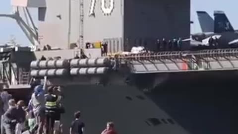 Navio porta aviões dos EUA chegou a Israel