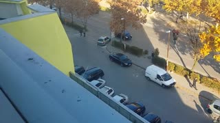 Dama pokušava da napusti parking u Tuzli