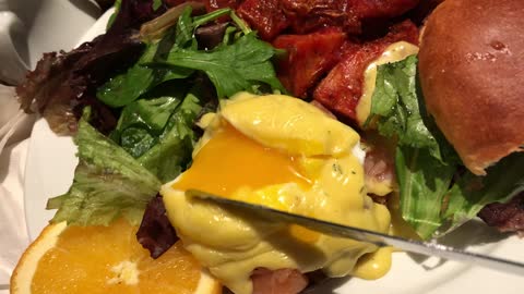 Cutting an egg benedict/Eggs Benedict/Sunny-side up