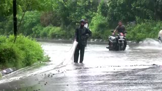 Heavy rains in northern India cause traffic chaos