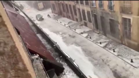 La France s’effondre sous une énorme tempête de grêle ! Une tempête de grêle frappe Dijon, France