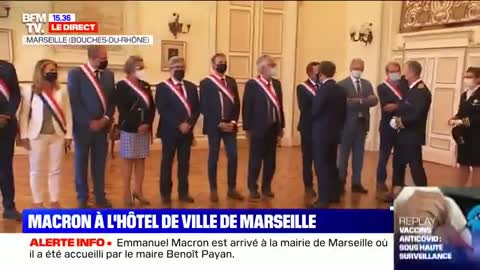 Emmanuel Macron arrive à Marseille sous les huées