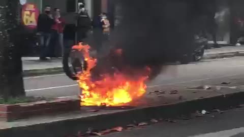 Video: Comunidad le prendió fuego a la moto de un presunto ladrón