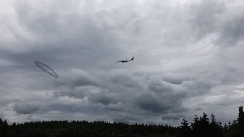 Airplane disappears in black circle in the sky - schwarze ringe berlin