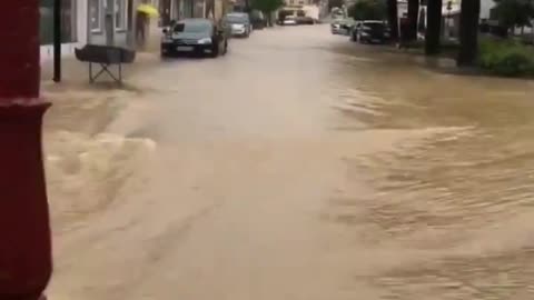 🇫🇷 Several cities in France were flooded after heavy rains. Authorities in the