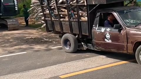 Overloaded Pickup Truck Pushes Limits on the Road!