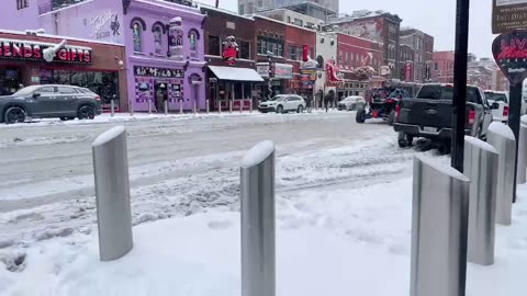 NASHVILLE TN LIVE BROADWAY STREET / PEOPLE WATCHING / BANDS WATCHING / BARS