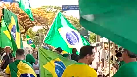 Movimento em frente a escola de cadetes