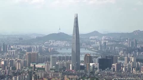 Man attempts ropeless climb of Seoul skyscraper