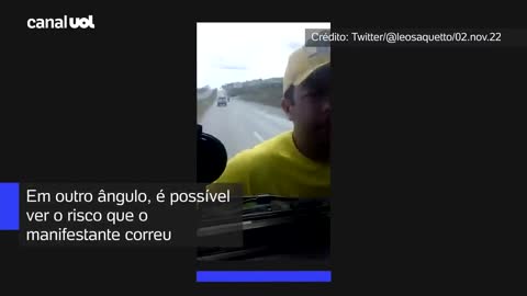 Vídeo flagra homem preso a caminhão após veículo furar bloqueio