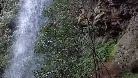 Cascata com gruta