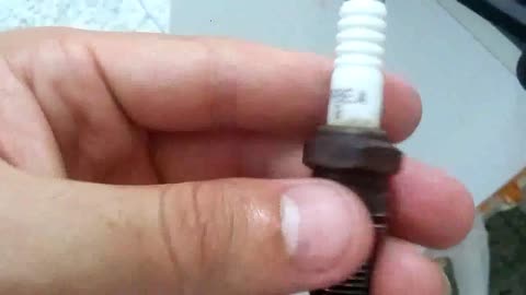 MOTO FALHANDO / VELA DE IGNIÇÃO CARBONIZADA / VEJA COMO VERIFICAR A VELA DE IGNIÇÃO DE SUA MOTO