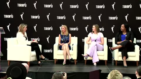 Conférence de presse de la venue d'une équipe de la WNBA a Toronto