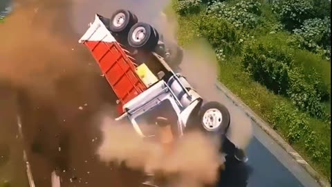 DUMP TRUCK TRAGICALLY CRASHES ON HIGHWAY 😰😱😰😱