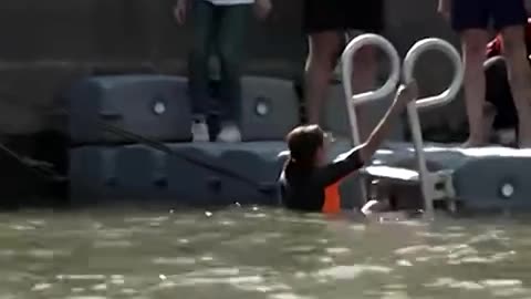 CNN Paris correspondent Melissa Bell reports from the water as Paris mayor Anne Hidalgo