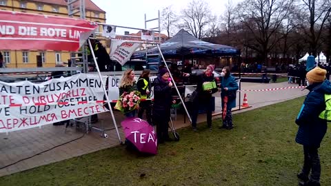 Osnabrück 82 jährige Demonstrantin hat Ihren eigenen Fanclub.