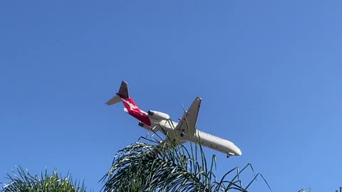 Qantas Fokker 100 QF1618 Perth YPPH return shortly after take off