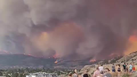 #BREAKING 🚨🚨 Residents evacuate amid wildfire in Canada's Northwest Territories