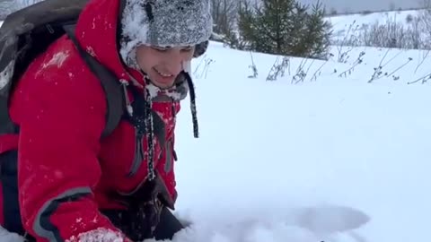 Even birds have fun 🤩 A guy showed how his tame crow loves to play in the snow!