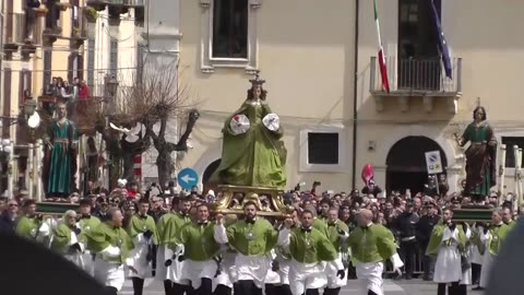 Nossa Senhora que corre ao encontro de Jesus ressuscitado