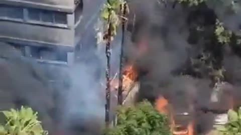 A huge fire in Tel Aviv expands and devours cars 🔥