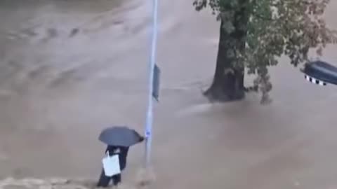 People get washed away flooding Italy 🇮🇹