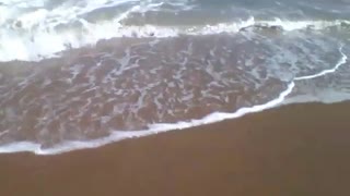 Filmando as ondas na beira da praia, o mar é sempre agitado nessa parte [Nature & Animals]