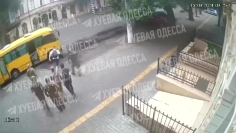 Ukrainian pulls last second sprint to escape Zelensky’s Conscription BUS in Odessa