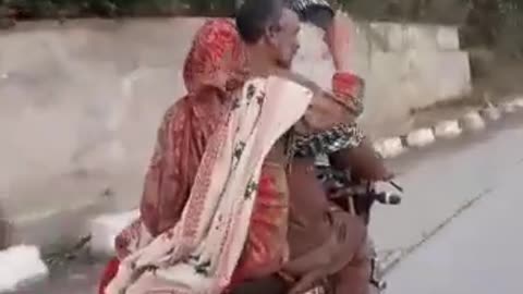 Tohar aur biwi ke bich ki larai hai yah video ko like and share funny videos