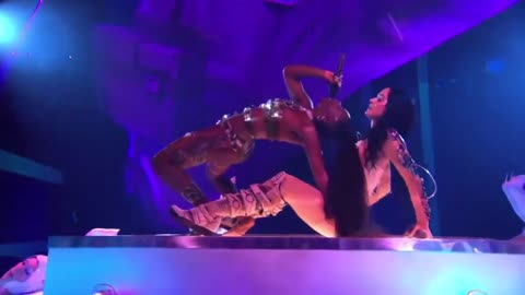 No Way Katty Perry just Scissored each other on Stage