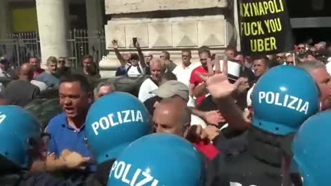 Taxi drivers go after politicians entering parliament in Rome