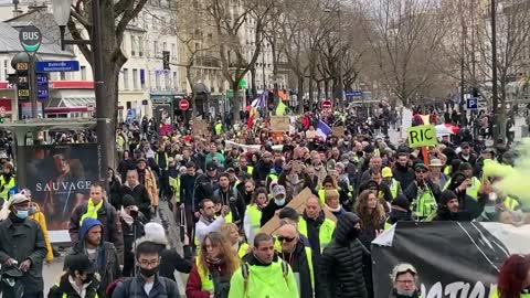 People hit the streets against covid tyranny in Paris