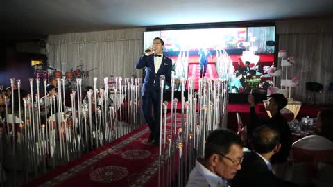 Groom sing in his wedding.