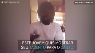 Adolescente muda de voz enquanto canta e vídeo viraliza