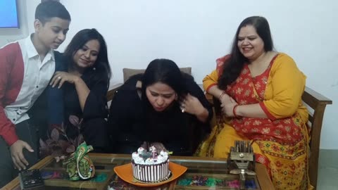 चलो चलें Birthday Celebrate करने/ किसका है आज Birthday