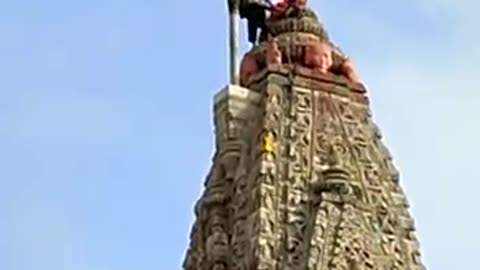 Changing flag of the tallest temple | risky 😧😲