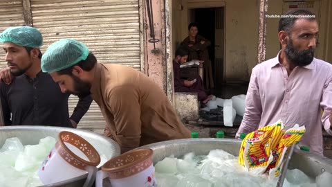 Pakola Juice - Ice Pakola Milk Shake Street Drink Of Karachi Pakistan - Pakola Doodh Soda Making.