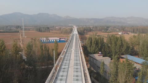 Approaching a tunnel along embankments and bridges 🇨🇳 (2018-10) {aerial}