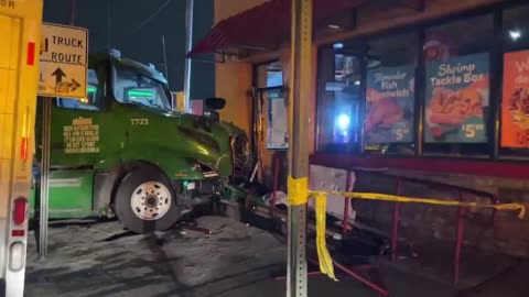 🚨#BREAKING: A Coors Light Semi-Truck has crashed into a Popeyes restaurant #Brooklyn | New york