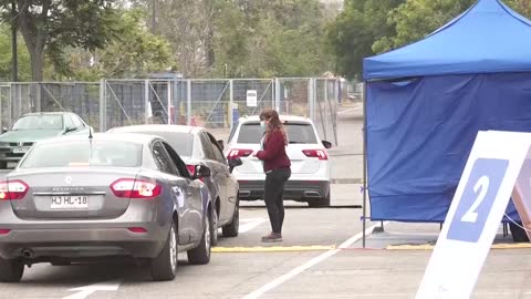 Vacunarse en el auto, apuesta chilena contra la covid