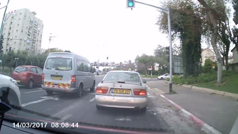 Ciclista loco casi choca con un auto girando