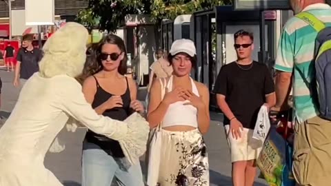 I love the way she got scared 😱 💃😂 Statue Prank