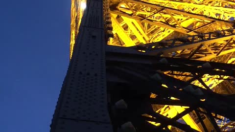 Flashing lights on the Effel Tower