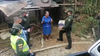 Video: Vea la increíble reacción de mujer que recibió un mercado de la Policía de Santander