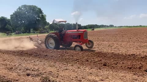 1962 Allis Chalmers D19 plowing