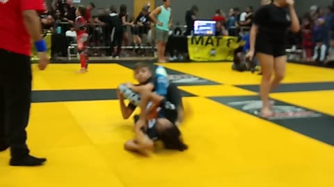 Girl Fights boy No Gi jiu jitsu